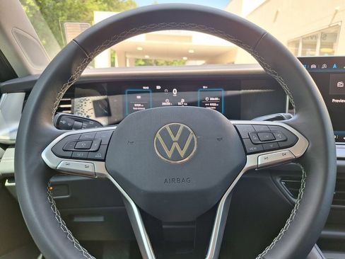 Used 2025 Volkswagen Tiguan SE FWD image 17