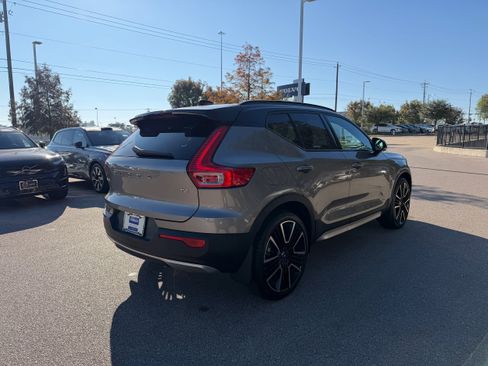 Used 2022 Volvo XC40 T4 R-Design w/ Advanced Package image 6