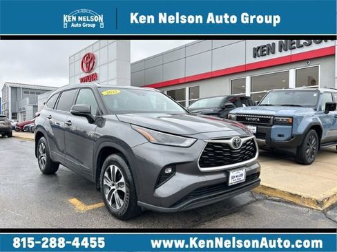 Used 2022 Toyota Highlander XLE image 1