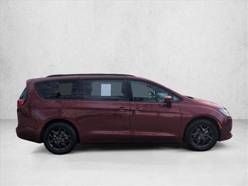Used 2019 Chrysler Pacifica Touring-L Plus w/ Advanced Safetytec Group image 4