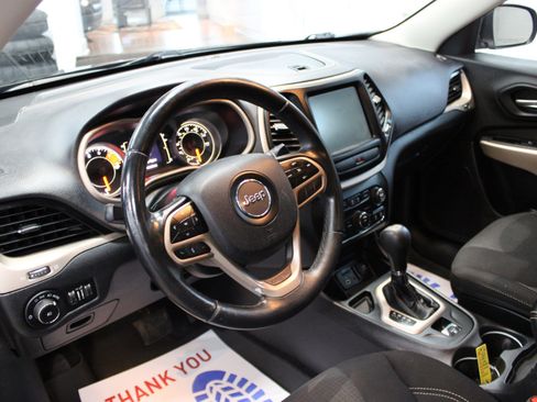 Used 2017 Jeep Cherokee Latitude image 10