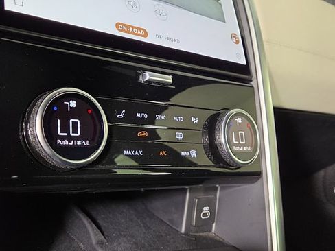 Used 2024 Land Rover Discovery Dynamic SE AWD/4WD image 19