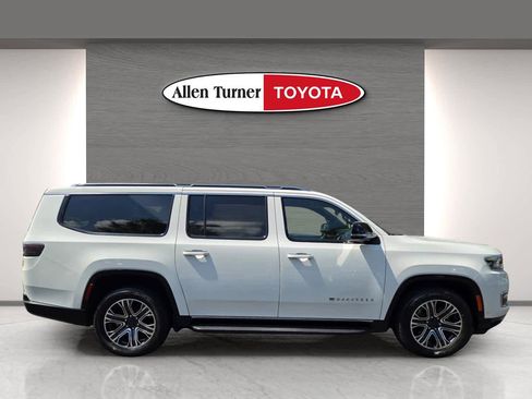 Used 2024 Jeep Wagoneer L Series II image 5