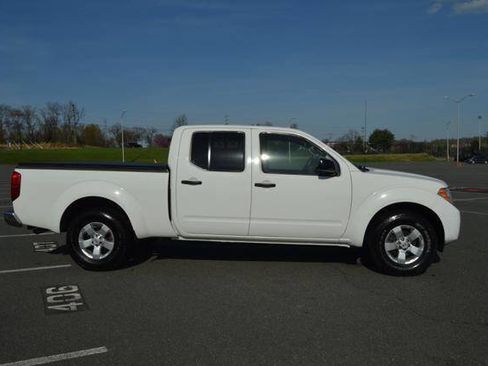 Used 2013 Nissan Frontier SV image 5