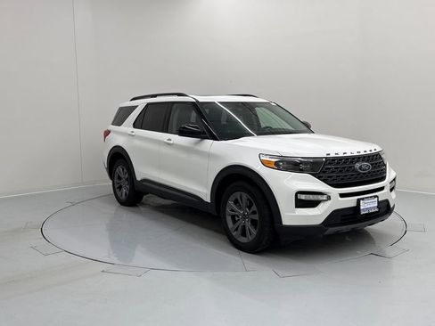 Used 2022 Ford Explorer XLT w/ Equipment Group 202A image 8