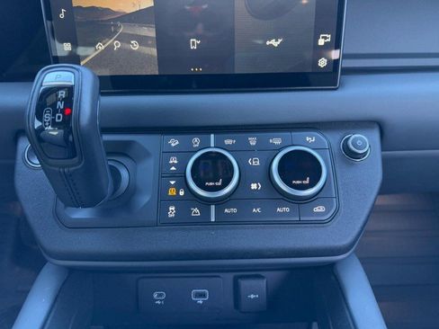 Used 2023 Land Rover Defender 130 X-Dynamic SE image 15