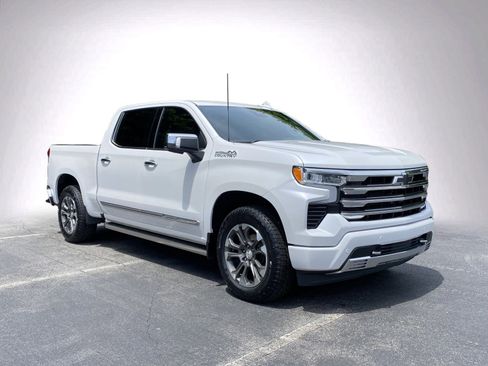 Used 2024 Chevrolet Silverado 1500 High Country w/ Technology Package AWD/4WD image 2