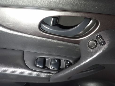 Used 2020 Nissan Rogue Sport S image 8