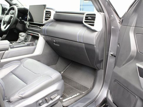 Used 2025 Toyota Sequoia Platinum image 30