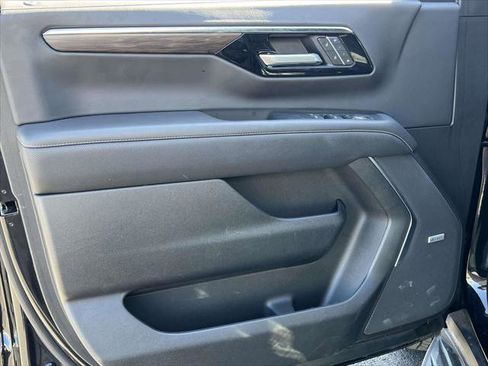 Used 2025 Chevrolet Suburban Premier image 15