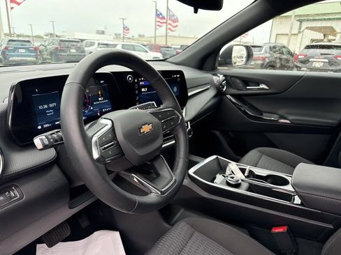 Used 2026 Chevrolet Equinox LT AWD/4WD image 19