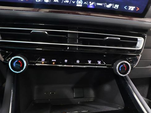 Used 2025 Chevrolet Traverse RS image 11