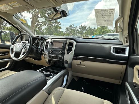 Used 2016 Nissan Titan SV image 14