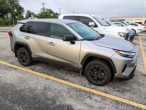 Used 2024 Toyota RAV4 LE AWD/4WD image 21