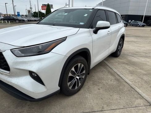 Certified 2024 Toyota Highlander XLE AWD/4WD image 3