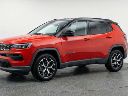 Used 2025 Jeep Compass Limited image 3