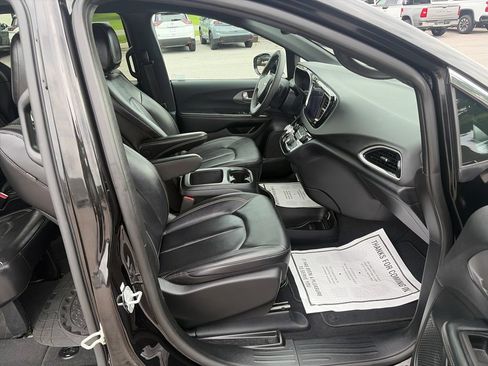Used 2025 Chrysler Pacifica Select FWD image 43