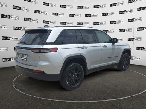 Used 2025 Jeep Grand Cherokee Altitude AWD/4WD image 6