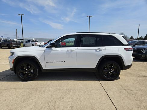 Used 2025 Jeep Grand Cherokee Altitude AWD/4WD image 3
