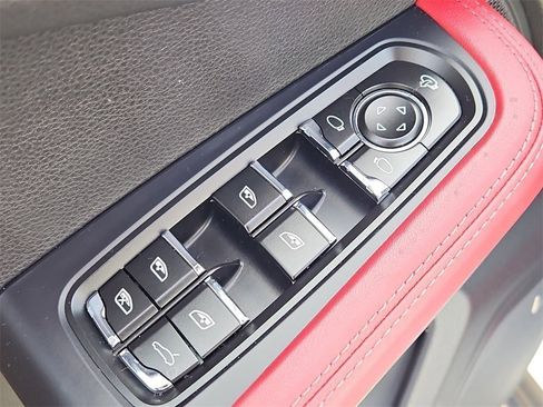Certified 2025 Porsche Macan image 32