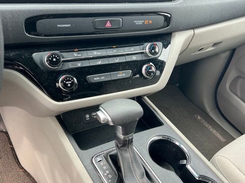 Used 2019 Kia Sedona LX image 16