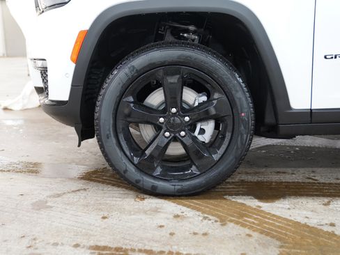 New 2025 Jeep Grand Cherokee L Limited image 17