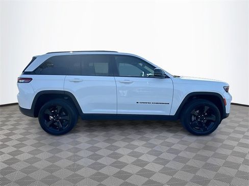 Used 2023 Jeep Grand Cherokee Altitude image 8