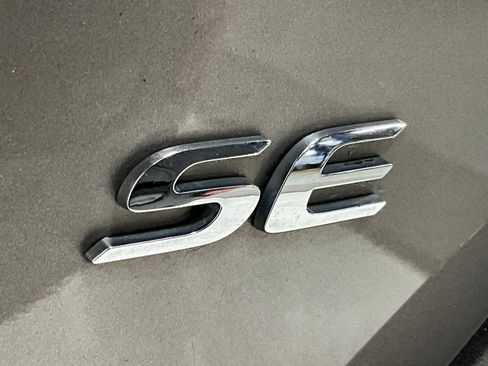 Used 2018 Toyota Corolla SE w/ SE Premium Package image 9