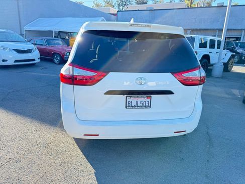 Used 2019 Toyota Sienna L w/ Carpet Mat Package image 8