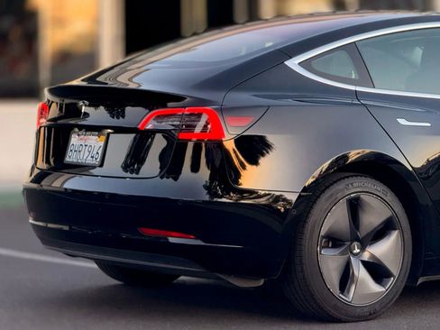 Used 2018 Tesla Model 3 Mid Range image 9