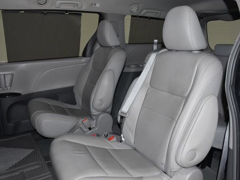 Used 2015 Toyota Sienna XLE Premium FWD image 26