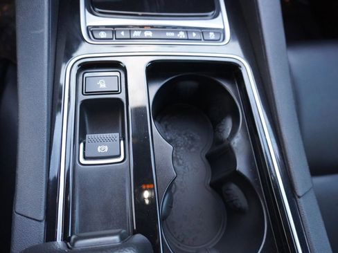 Used 2020 Jaguar F-PACE Premium image 21