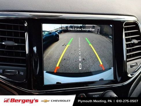 Used 2022 Jeep Grand Cherokee Laredo X image 22