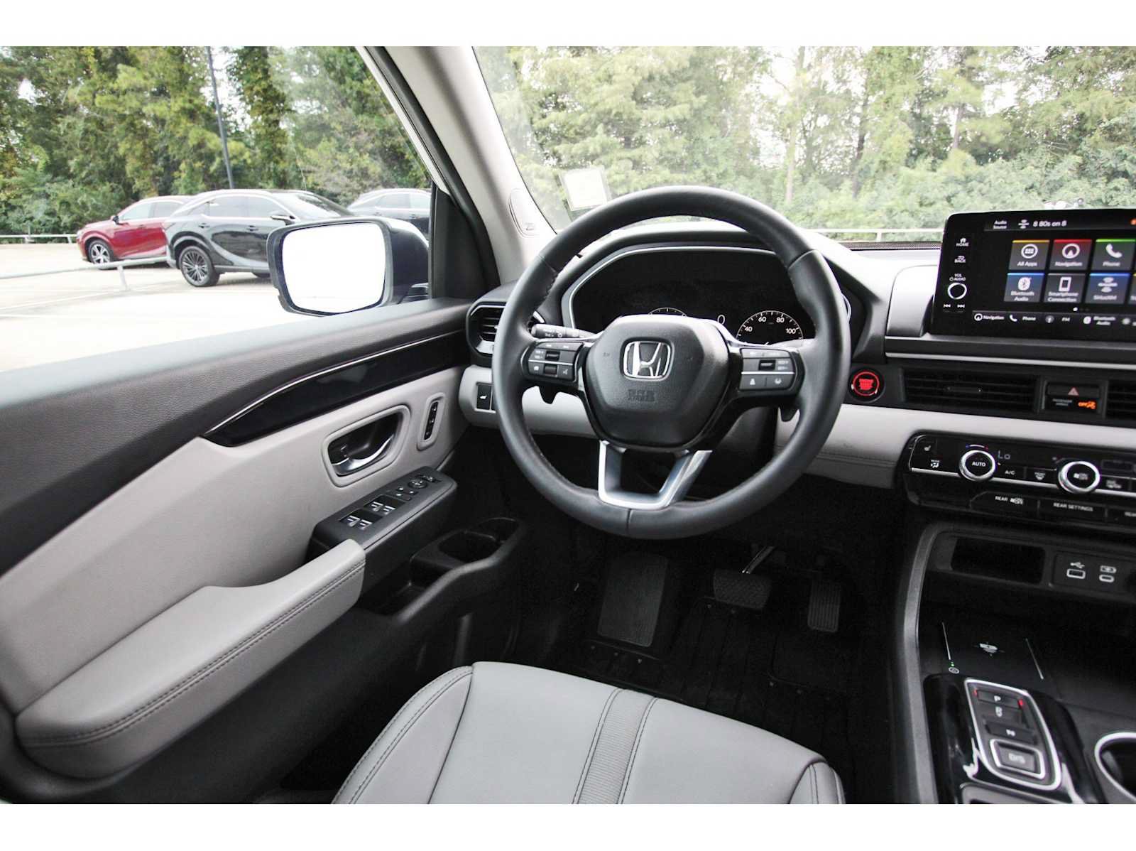 Used 2025 Honda Pilot Touring image 6