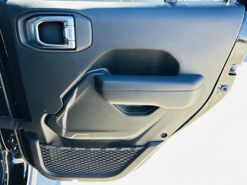 Used 2024 Jeep Gladiator Mojave w/ Technology Group image 28