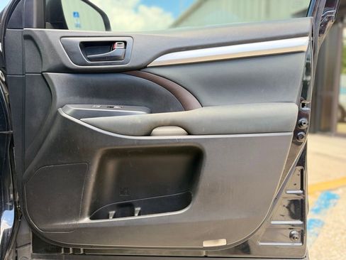 Used 2019 Toyota Highlander LE FWD image 15