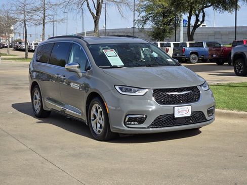 Used 2022 Chrysler Pacifica Limited image 4