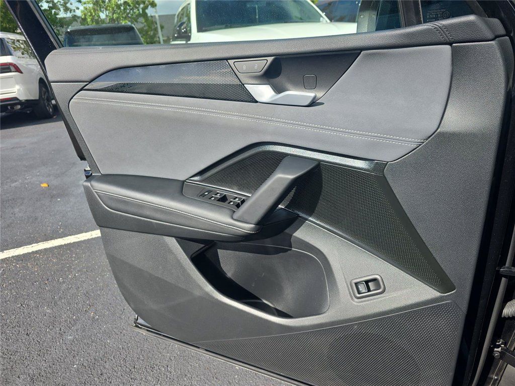Used 2025 Volkswagen Tiguan SE FWD image 20