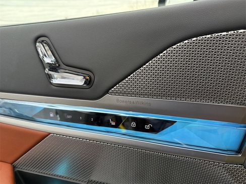 Certified 2025 BMW 750e xDrive w/ Executive Package image 30