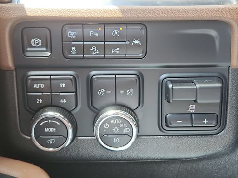 Used 2025 Chevrolet Tahoe High Country AWD/4WD image 16