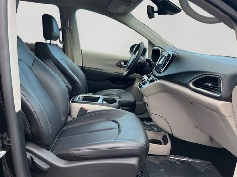 Used 2024 Chrysler Pacifica Touring-L FWD image 9