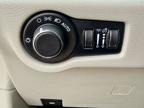 Used 2024 Chrysler Voyager LX FWD image 21