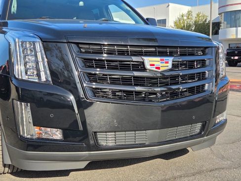 Used 2019 Cadillac Escalade Premium Luxury w/ Escalade Sport Edition AWD/4WD image 8
