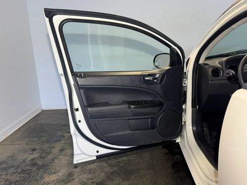 Used 2010 Dodge Caliber SXT FWD image 7
