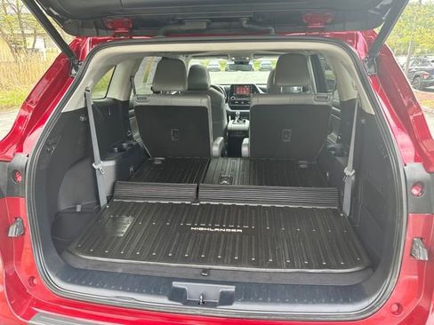 Used 2022 Toyota Highlander XLE AWD/4WD image 24