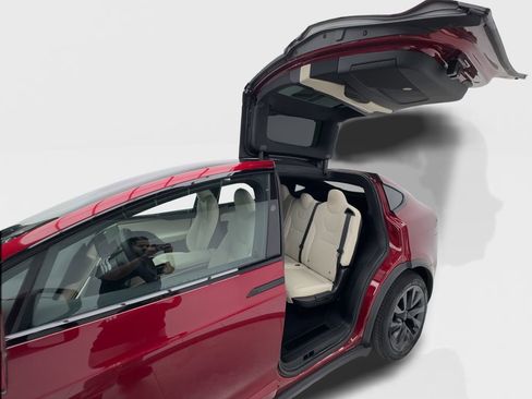 Used 2025 Tesla Model X image 11