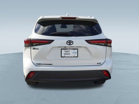 Used 2024 Toyota Highlander LE image 8