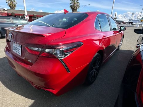 Used 2022 Toyota Camry SE image 2