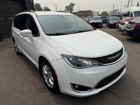Used 2017 Chrysler Pacifica Touring-L w/ Tire & Wheel Group FWD image 3