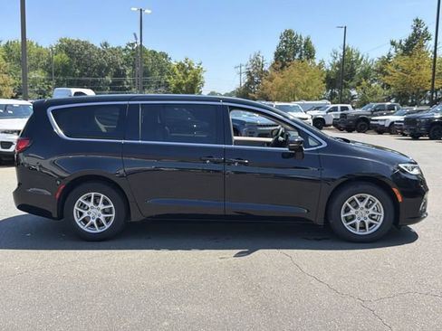 Used 2024 Chrysler Pacifica Touring-L FWD image 14